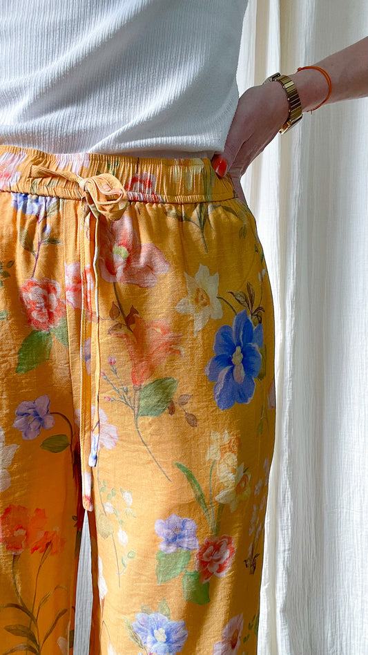 Pantalon Léna fluide jaune moutarde imprimé floral multicolore taille élastique avec lien femme style bohème été