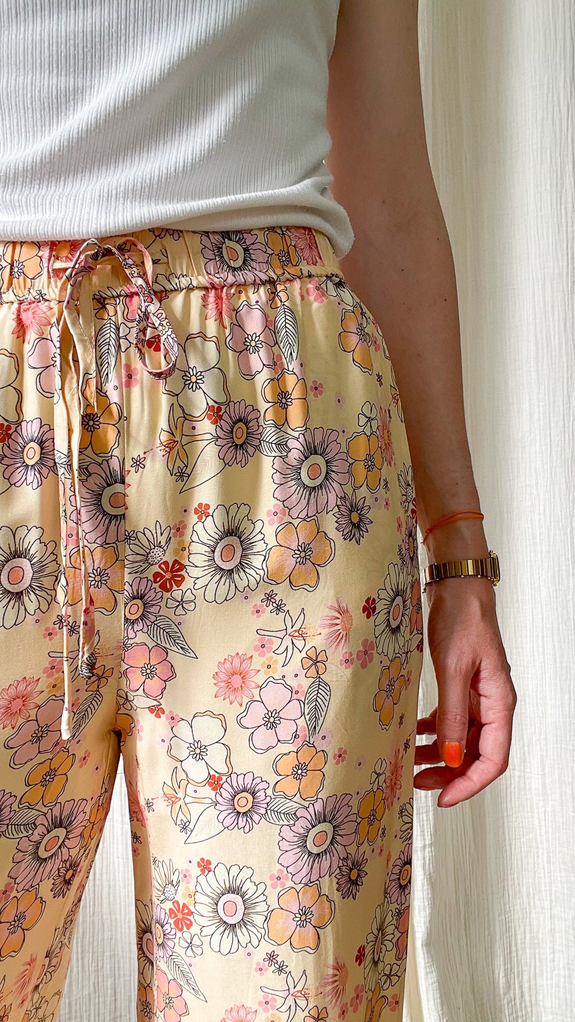 Pantalon fluide jaune pâle imprimé fleurs vintage femme avec taille élastique et cordon, style bohème été