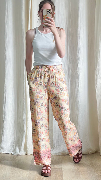 Pantalon fluide imprimé floral bohème jaune et rose femme taille élastique style vintage été