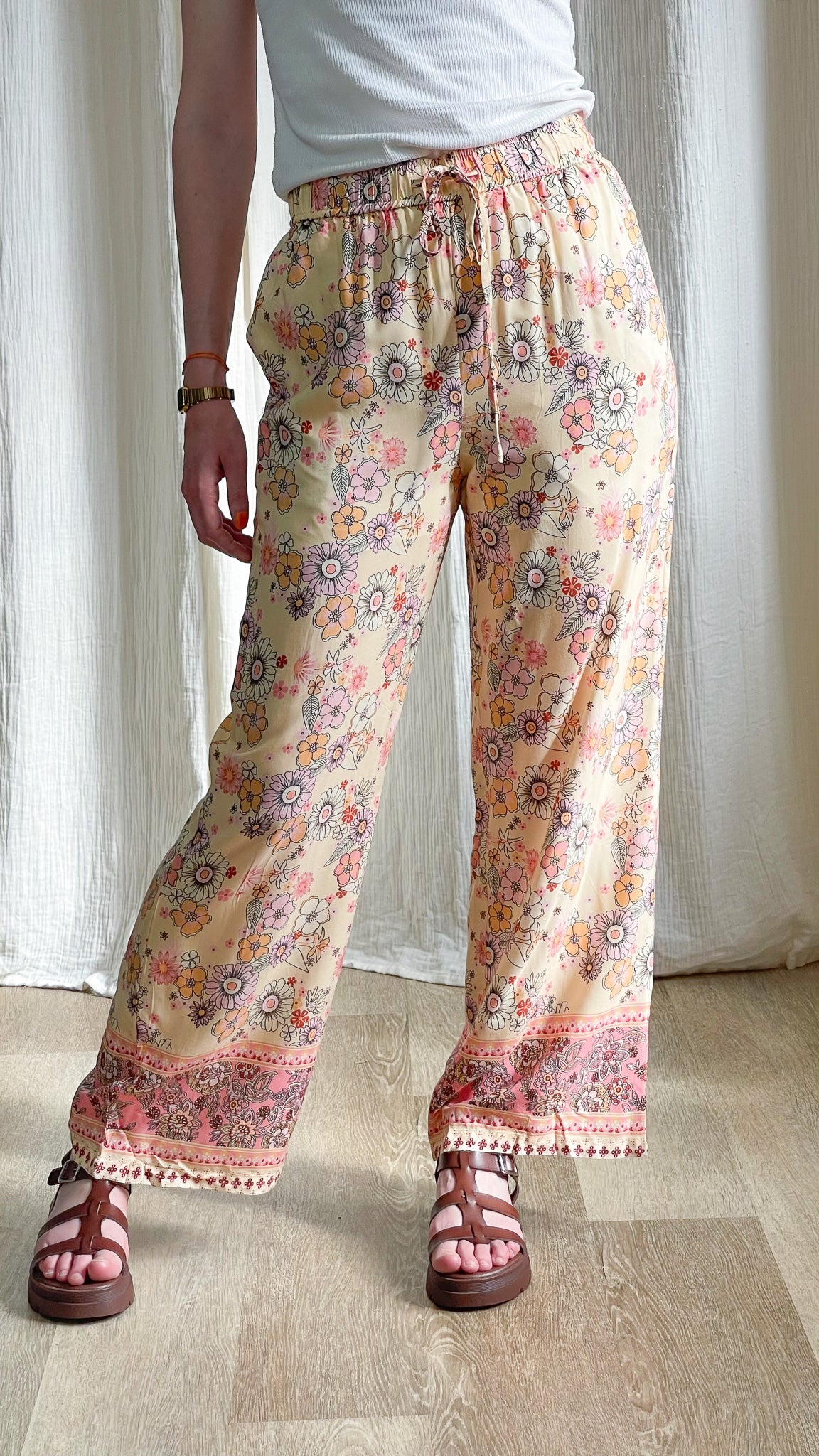 Pantalon fluide imprimé floral bohème femme taille élastique beige et rose motifs fleurs style seventies