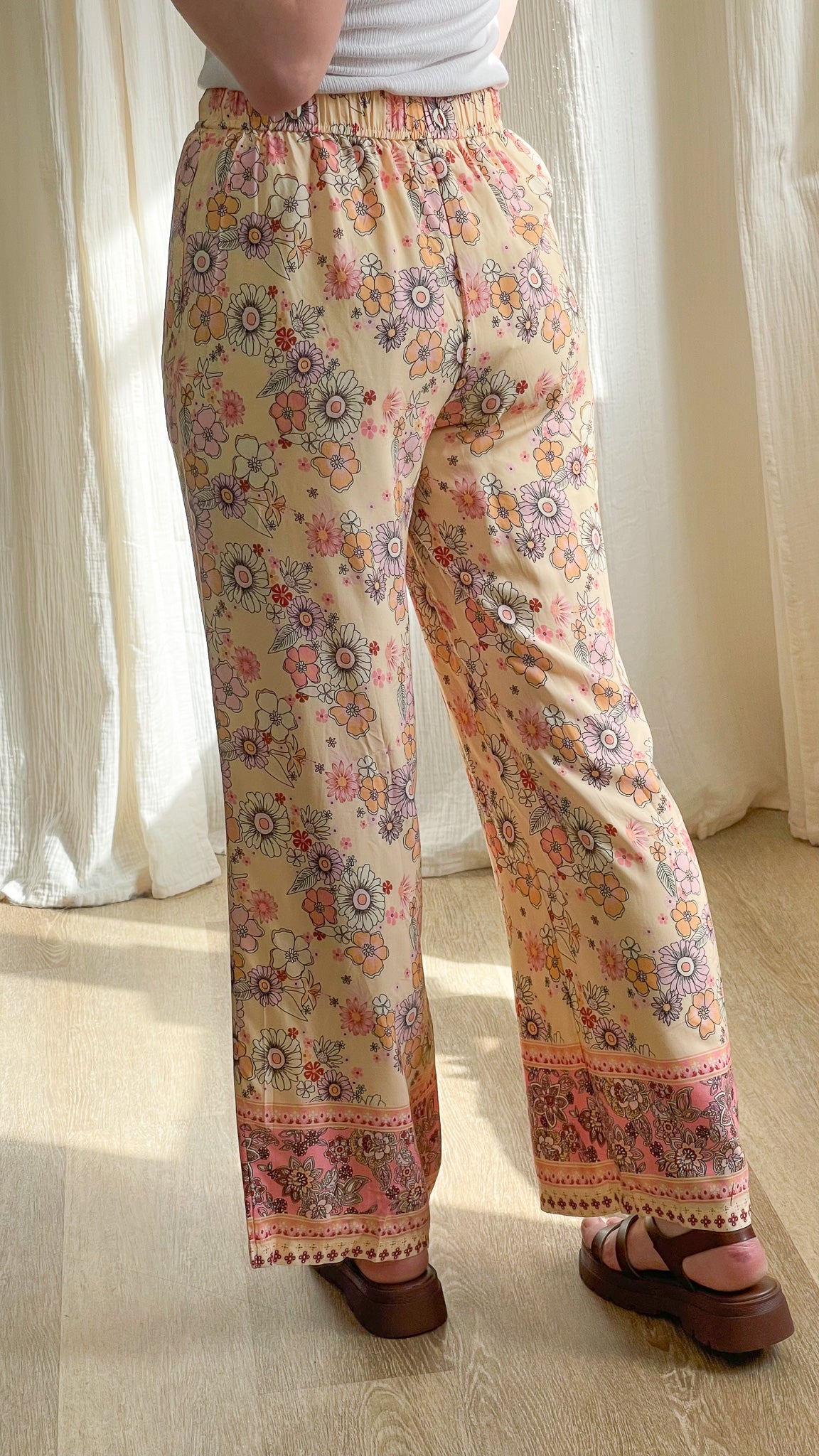 Pantalon fluide beige imprimé floral bohème femme avec bordure rose et coupe large taille élastique