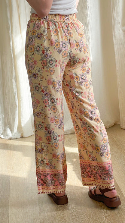 Pantalon fluide beige imprimé floral bohème femme avec bordure rose et coupe large taille élastique