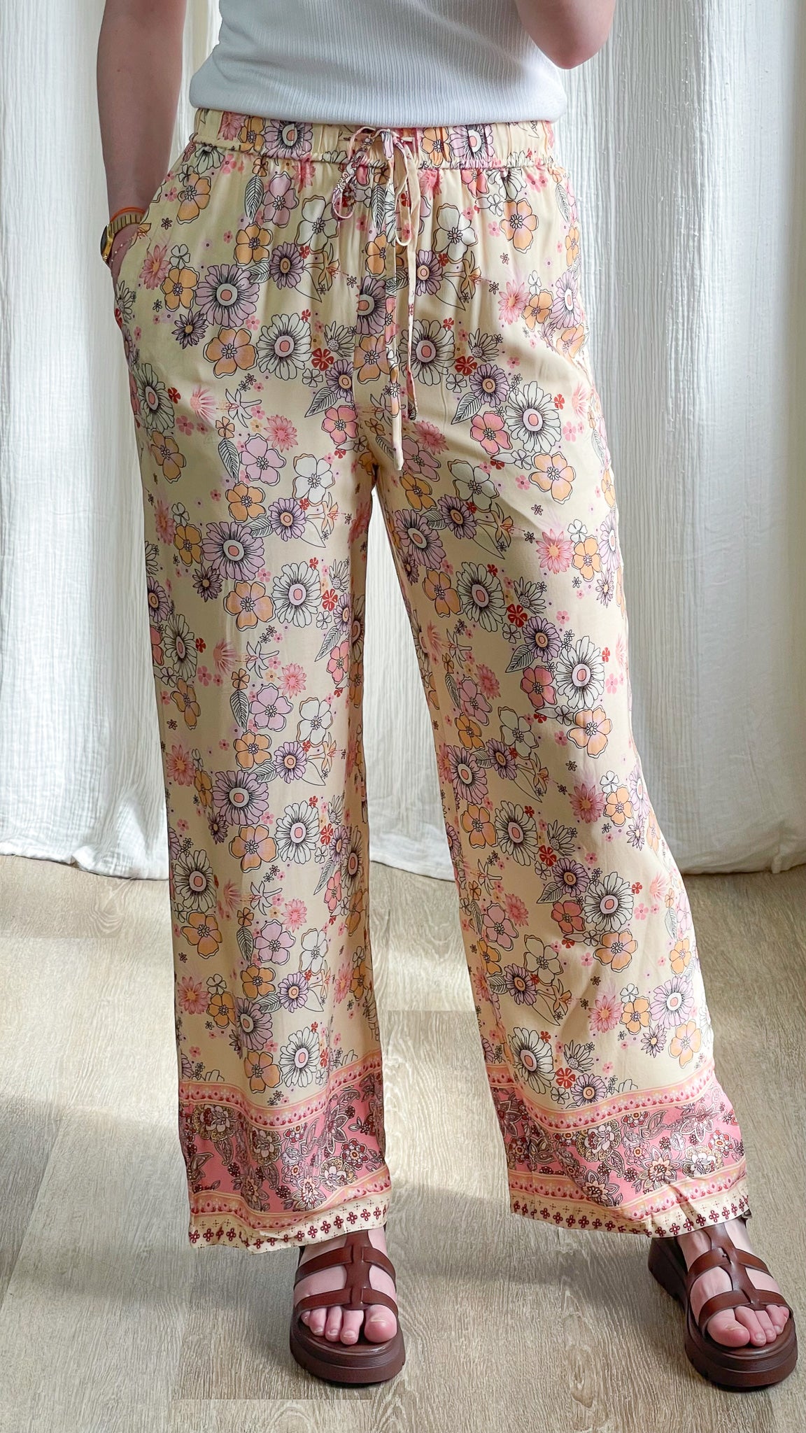 Pantalon fluide fleuri beige et rose coupe large taille élastique style bohème femme été