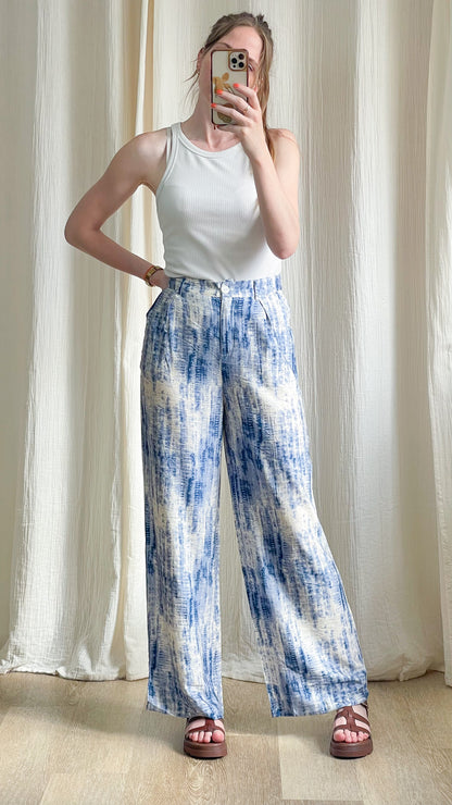 Pantalon large Ayla imprimé tie-dye bleu et blanc taille haute femme style bohème été