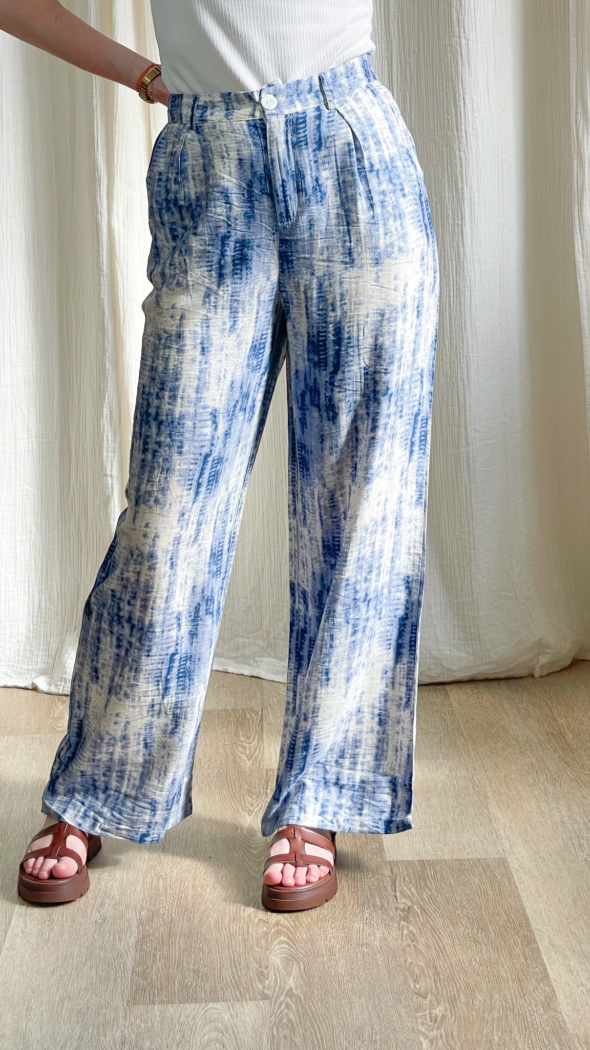 Pantalon Ayla fluide taille haute imprimé tie-dye bleu et blanc coupe large femme style bohème été