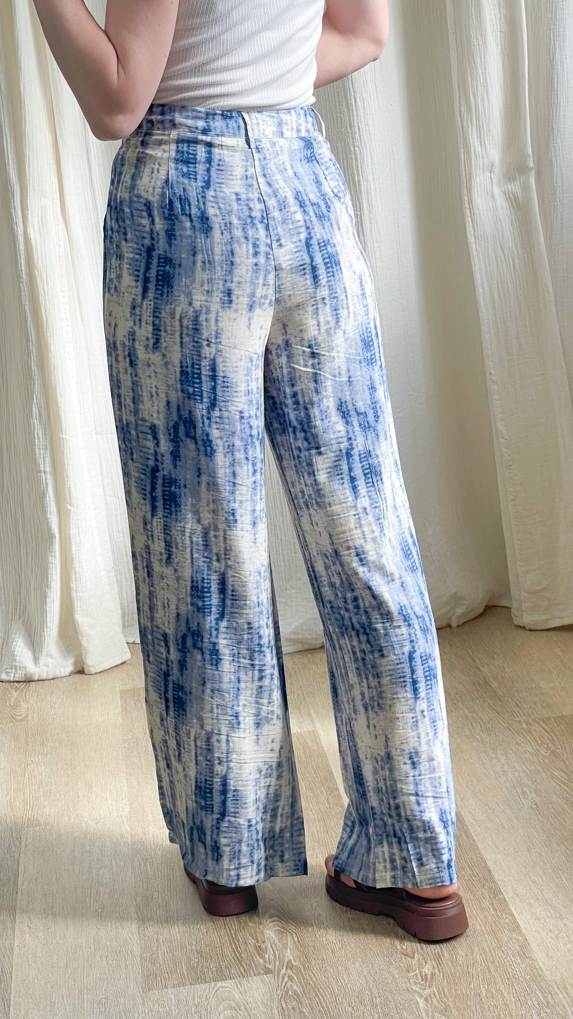 Pantalon Ayla fluide taille haute imprimé tie-dye bleu et blanc coupe large femme style bohème