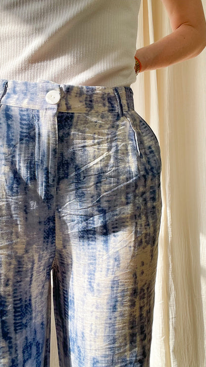 Pantalon Ayla taille haute imprimé tie-dye bleu et blanc coupe fluide femme avec bouton contrastant