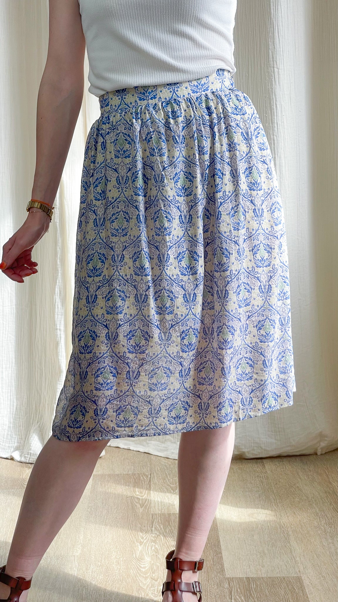 Jupe mi-longue fluide imprimé floral bleu et blanc style bohème femme, taille élastique froncée