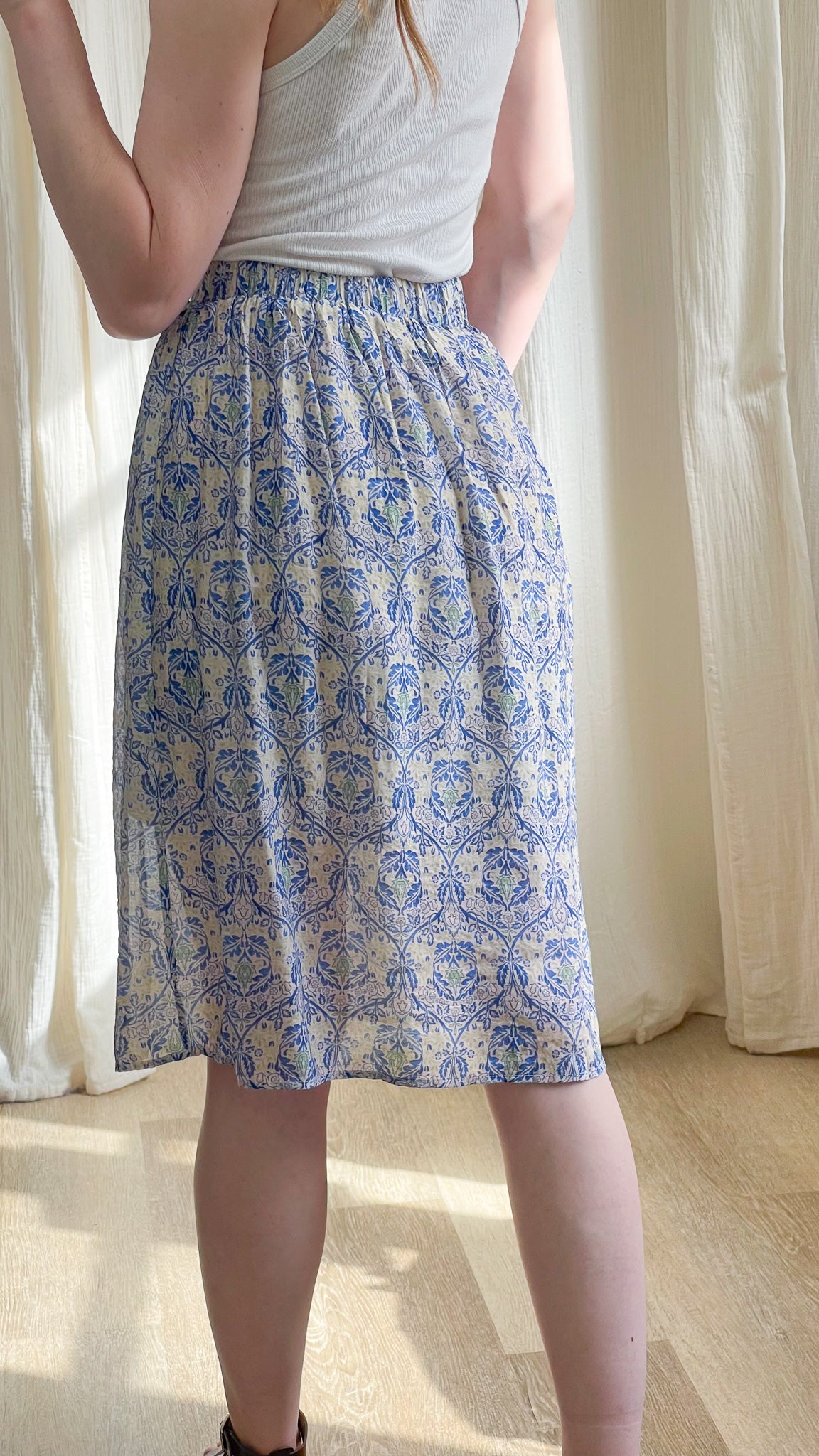 Jupe midi Éva fluide motif floral bleu et blanc style bohème chic femme avec taille élastique froncée