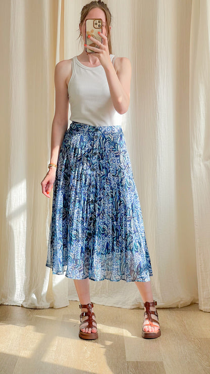 Jupe midi plissée Mira imprimé floral bleu et blanc style bohème femme avec top blanc et sandales cuir marron