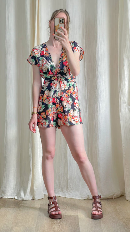 Combishort Leslie fleurie multicolore col V profond manches courtes style bohème chic femme été