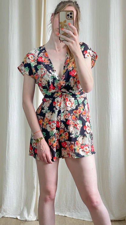 Combishort Leslie bleu marine imprimé floral multicolore décolleté V manches courtes style bohème chic femme été