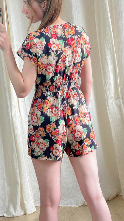 Combishort Leslie noir à imprimé floral multicolore, coupe fluide avec taille élastiquée, idéal été femme