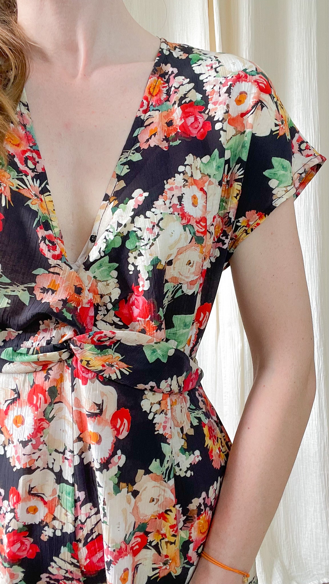 Combishort Leslie noir imprimé floral multicolore col V ceinturé style bohème chic femme été