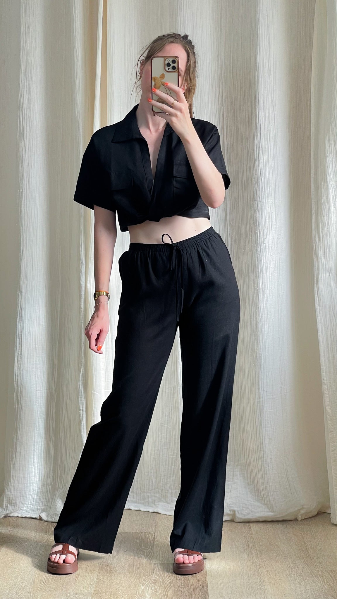 Top court noir femme style chemise manches courtes avec col en V, tenue assortie pantalon large taille élastique été