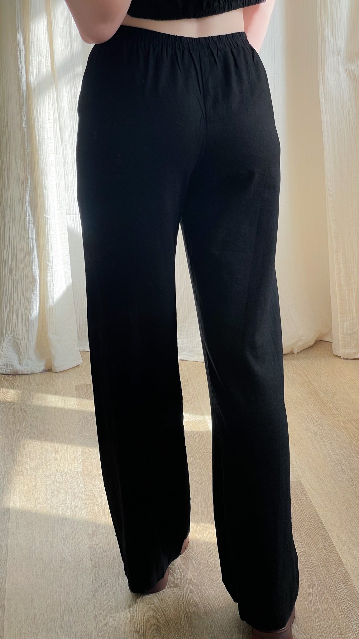 Pantalon large noir fluide taille élastiquée femme coupe ample confortable style minimaliste