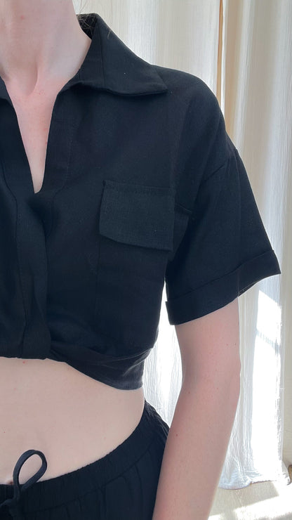 Top Maya noir col chemise manches courtes crop top femme style minimaliste avec poche poitrine