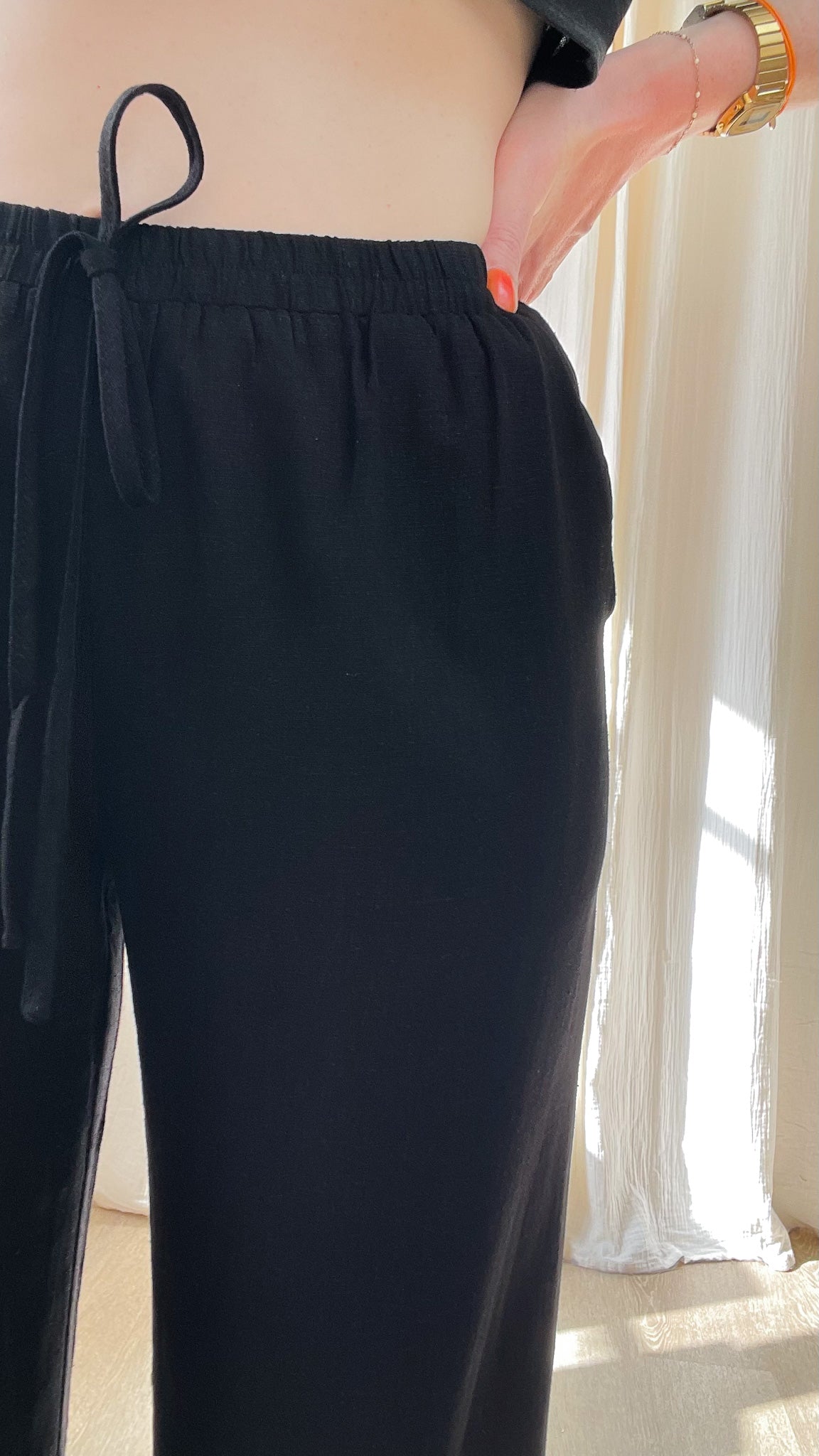 Pantalon large noir fluide taille élastiquée avec lien à nouer, coupe ample confortable femme style décontracté