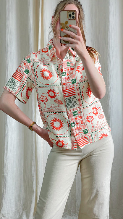 Chemisier Sofia imprimé tropical soleils rouge et vert coupe oversize manches courtes style vintage été femme