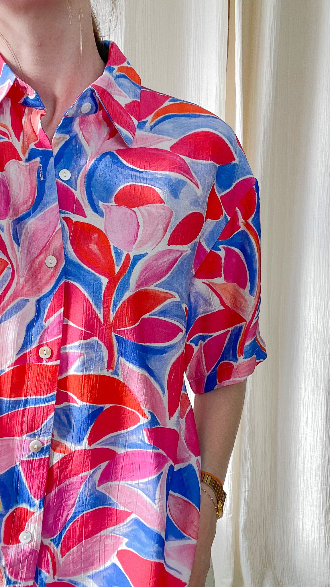 Chemisier Maya imprimé floral abstrait bleu rose rouge manches courtes style bohème femme été