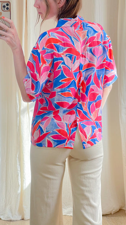 Chemisier Maya imprimé tropical rose bleu coupe oversize manches courtes blouse femme été tendance