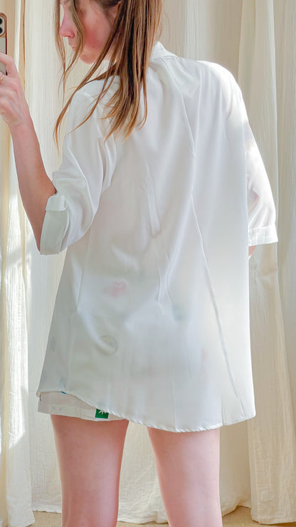 Chemise blanche oversize légèrement transparente Aya, coupe fluide manches retroussées, blouse femme minimaliste chic