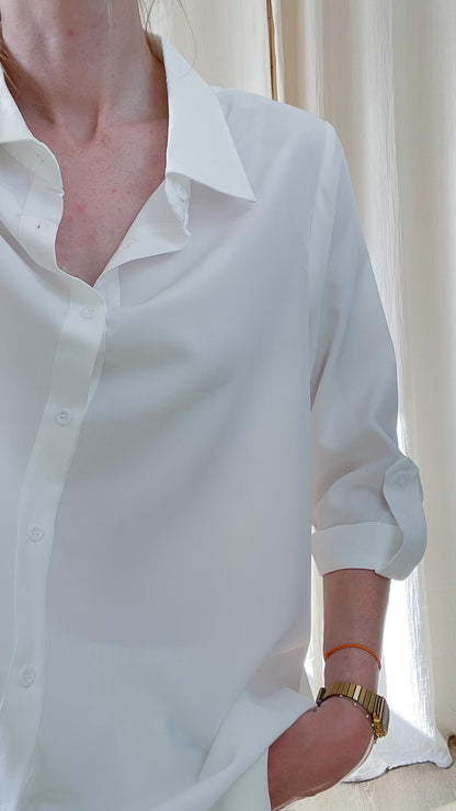 Chemise blanche fluide femme col V manches retroussées style casual chic Aya