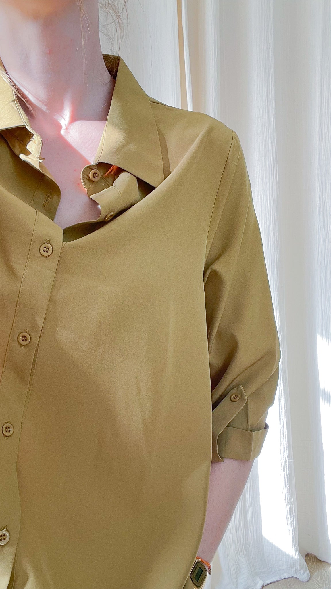 Chemise Aya femme couleur kaki olive manches retroussées coupe fluide oversize col classique boutons ton sur ton