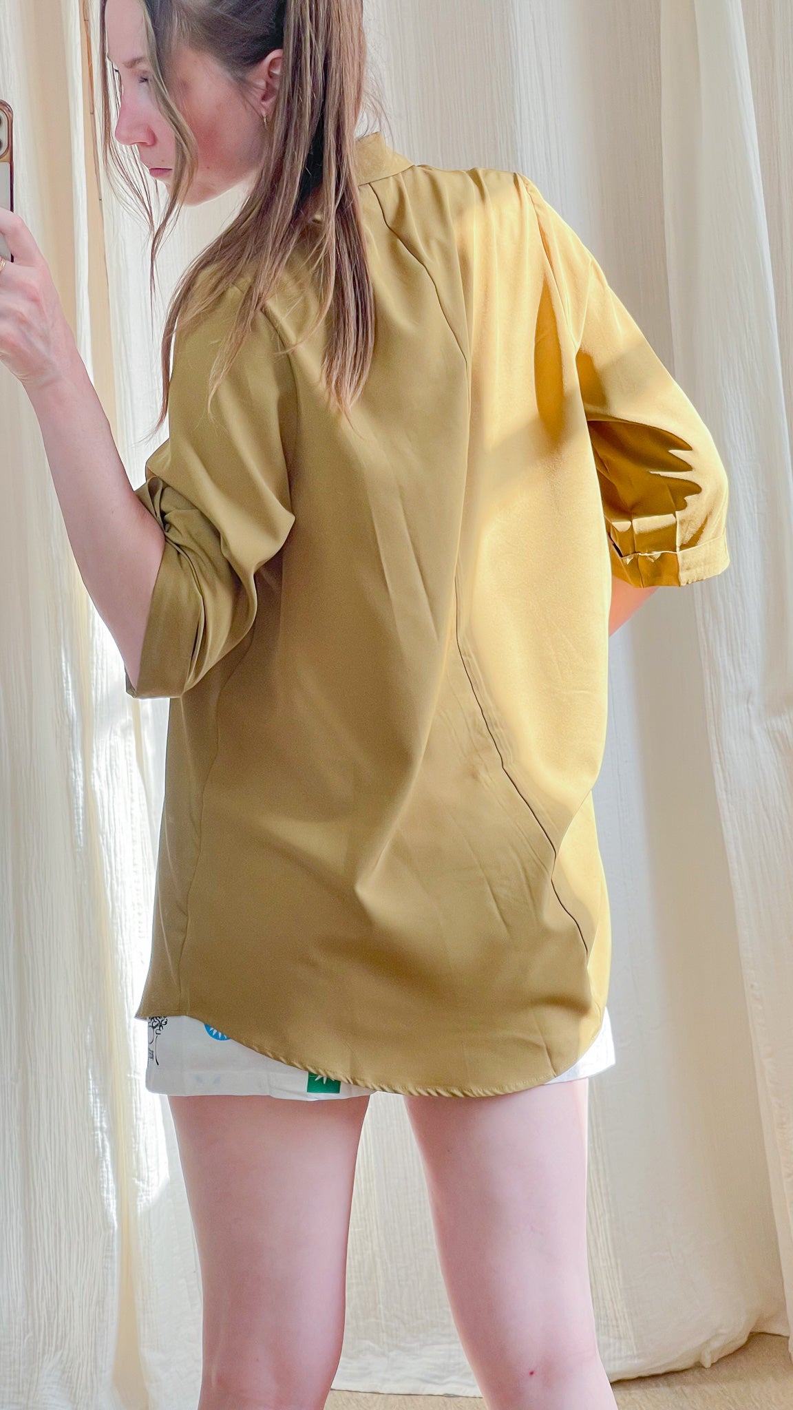 Chemise Aya oversize jaune moutarde manches 3/4 en satin fluide femme, vue de dos