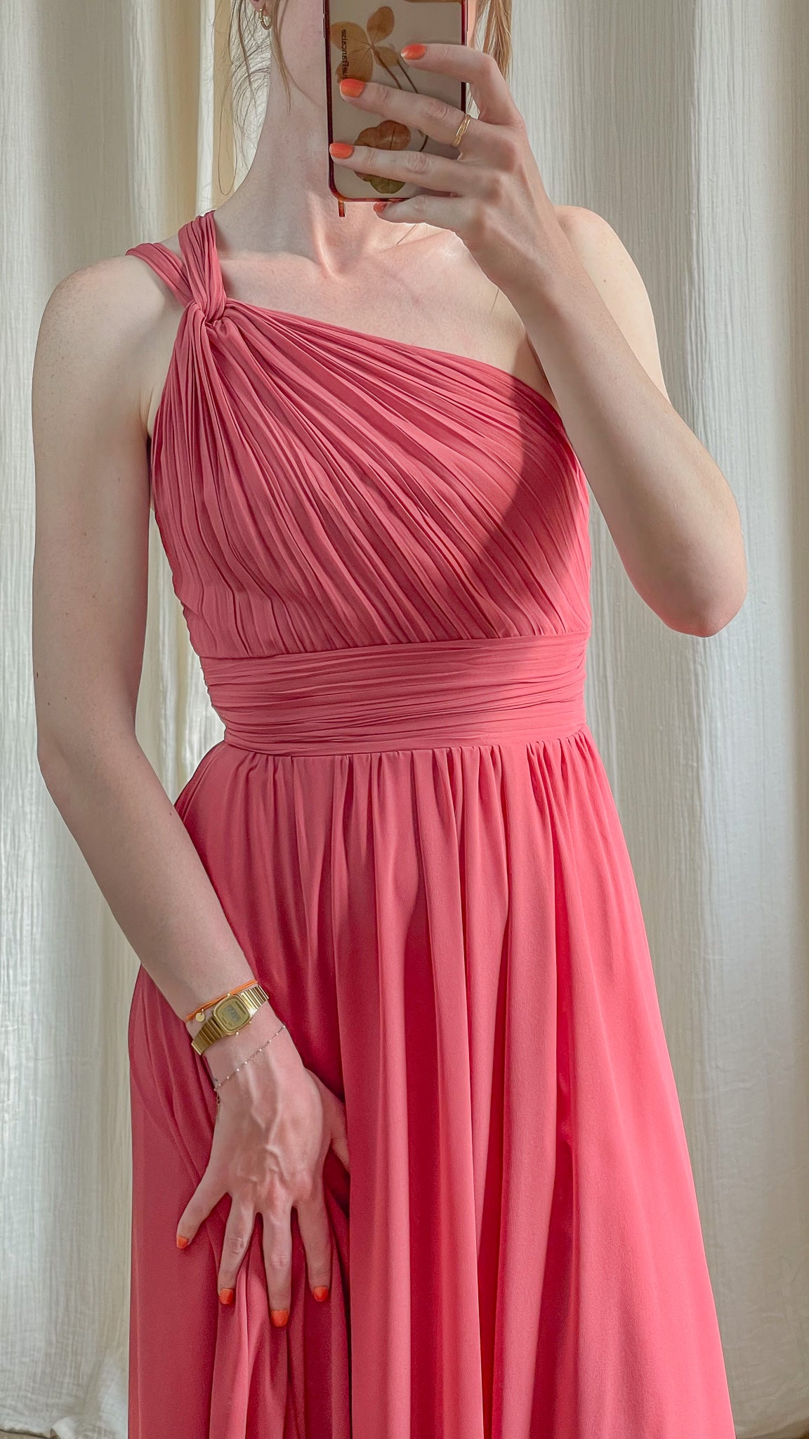 Robe de mariage invitée rose corail asymétrique épaule dénudée en mousseline plissée femme élégante cérémonie