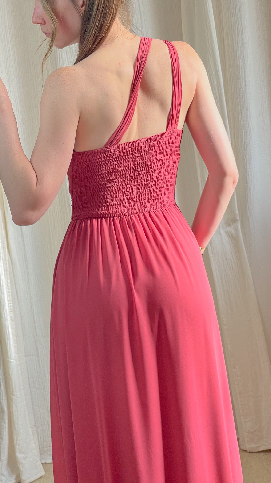 Robe longue corail dos smocké bretelles torsadées mousseline légère pour mariage invitée femme