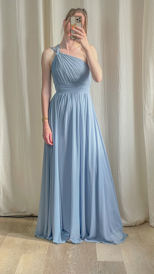 Robe longue bleu ciel asymétrique épaule dénudée en mousseline fluide pour mariage invitée femme