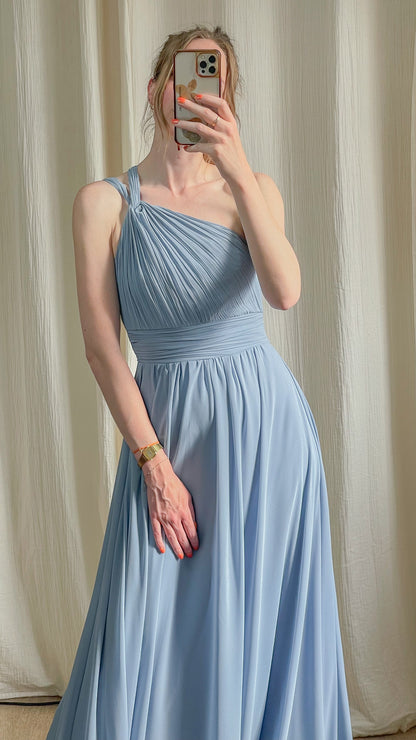 Robe longue bleu ciel asymétrique épaule dénudée en mousseline plissée pour mariage invitée femme