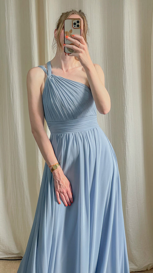 Robe longue bleu ciel asymétrique épaule dénudée en mousseline plissée pour mariage invitée femme