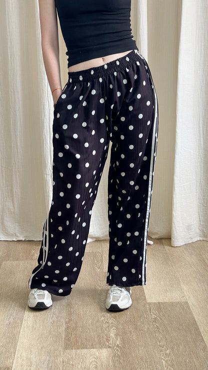 Pantalon large noir à pois blancs avec bandes latérales style sportswear femme, taille élastique confortable