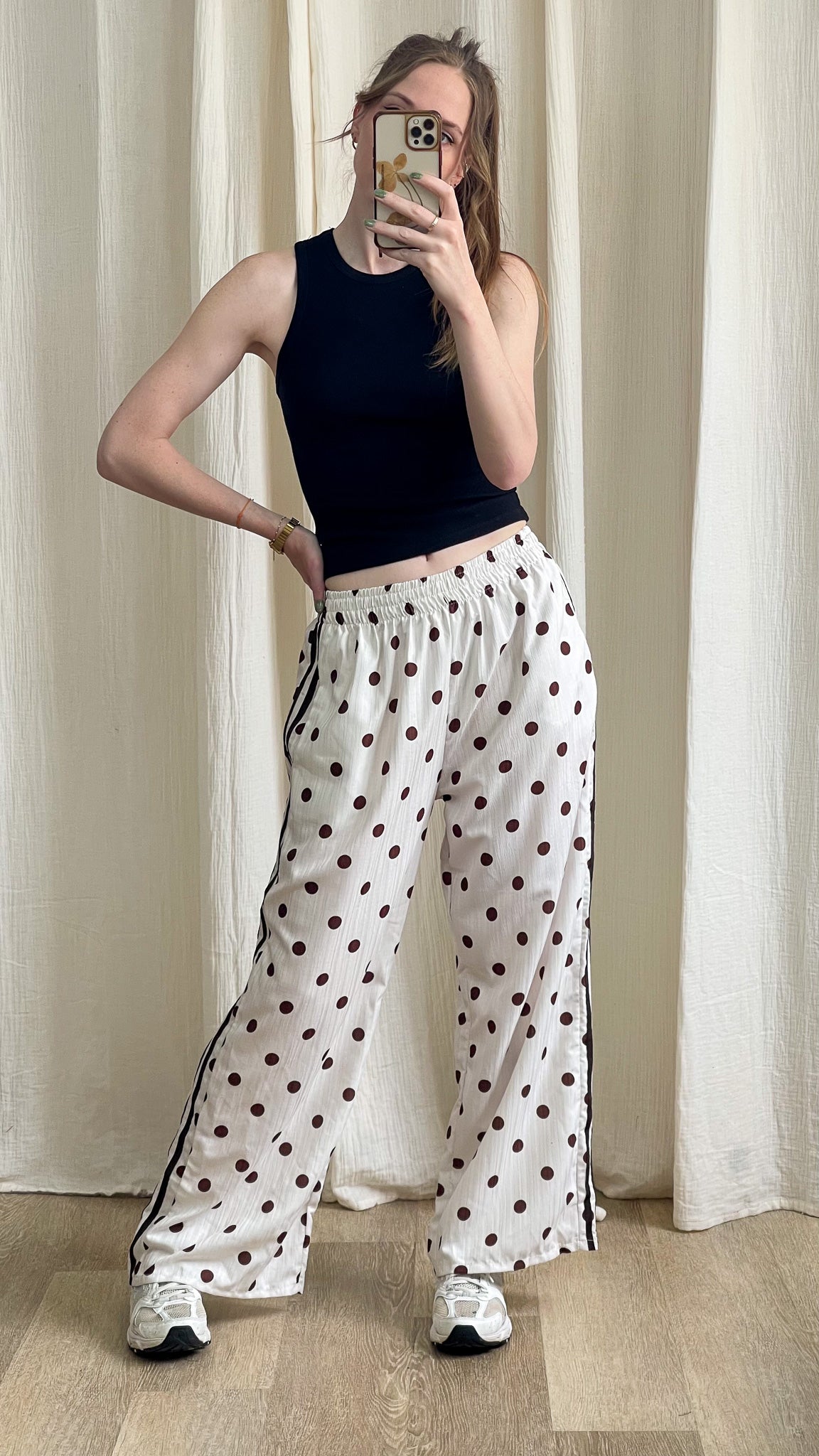 Pantalon large fluide blanc à pois bordeaux avec bandes latérales noires style sporty chic femme