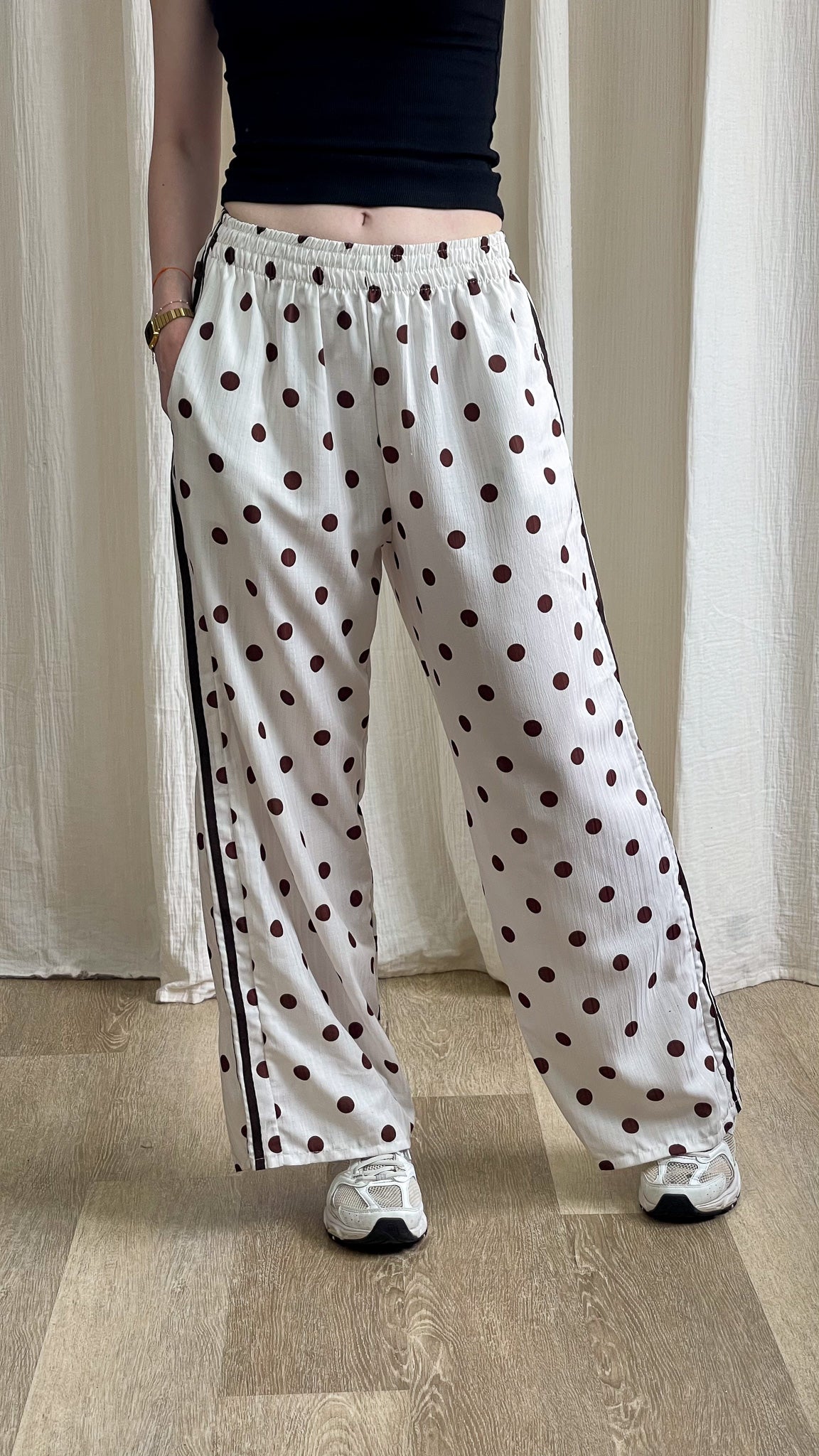 Pantalon large fluide blanc à pois bordeaux avec bandes latérales noires style sportswear chic femme