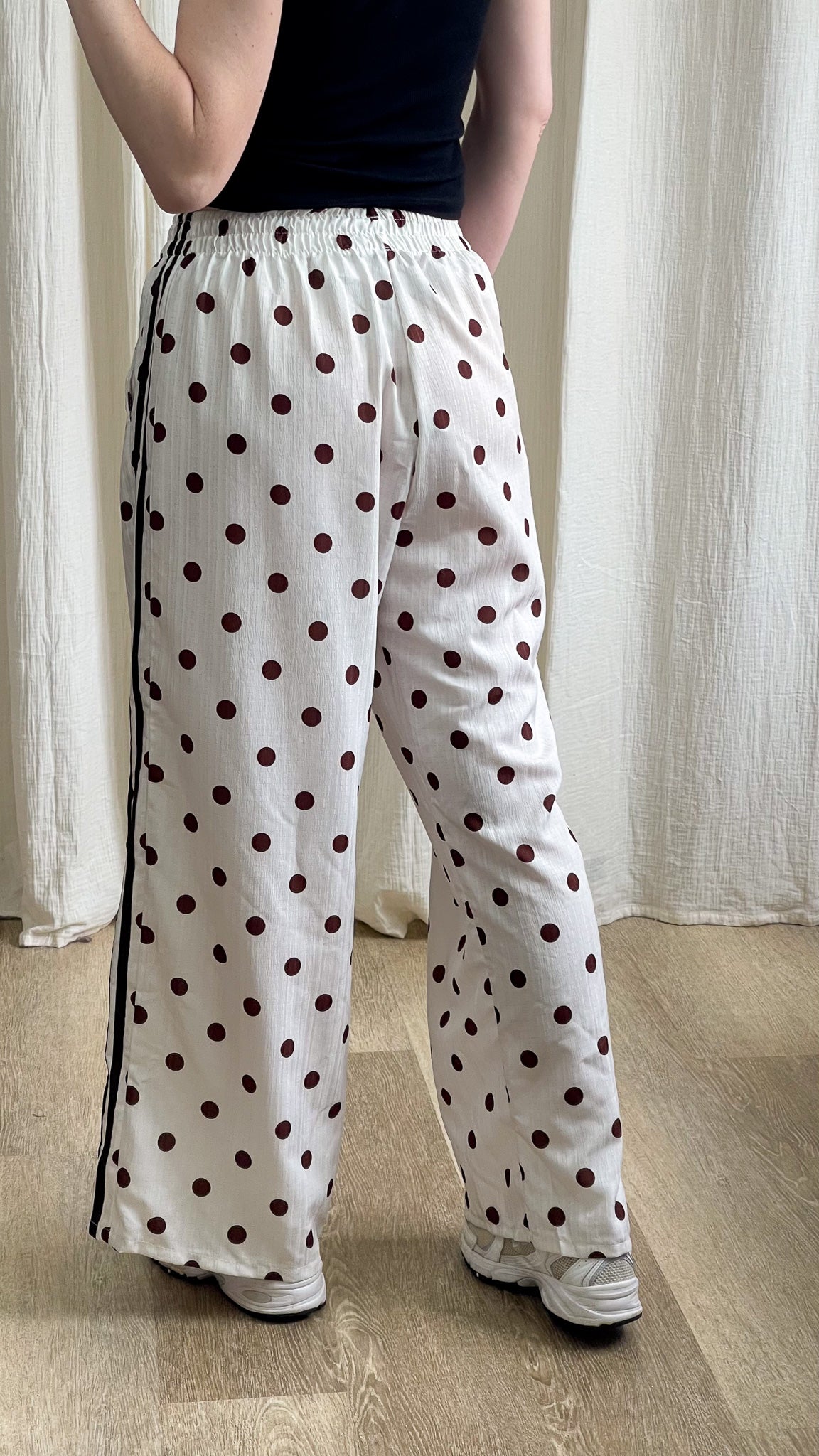 Pantalon large blanc à pois bordeaux avec bandes latérales noires style décontracté femme
