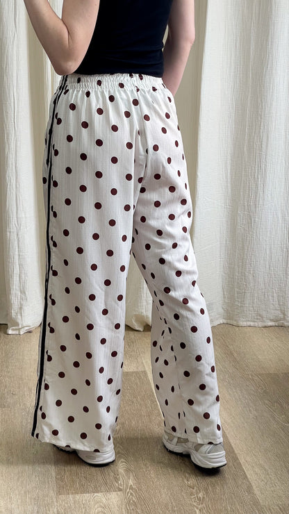 Pantalon large blanc à pois bordeaux avec bandes latérales noires style décontracté femme