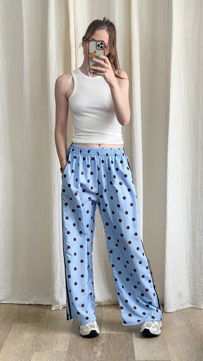 Pantalon Doti bleu ciel à pois marron coupe fluide large avec bandes latérales noires femme style décontracté
