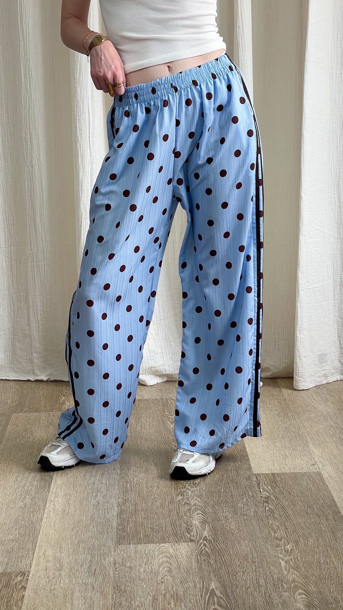Pantalon large bleu ciel à pois bordeaux avec bandes latérales style sportswear femme taille élastique