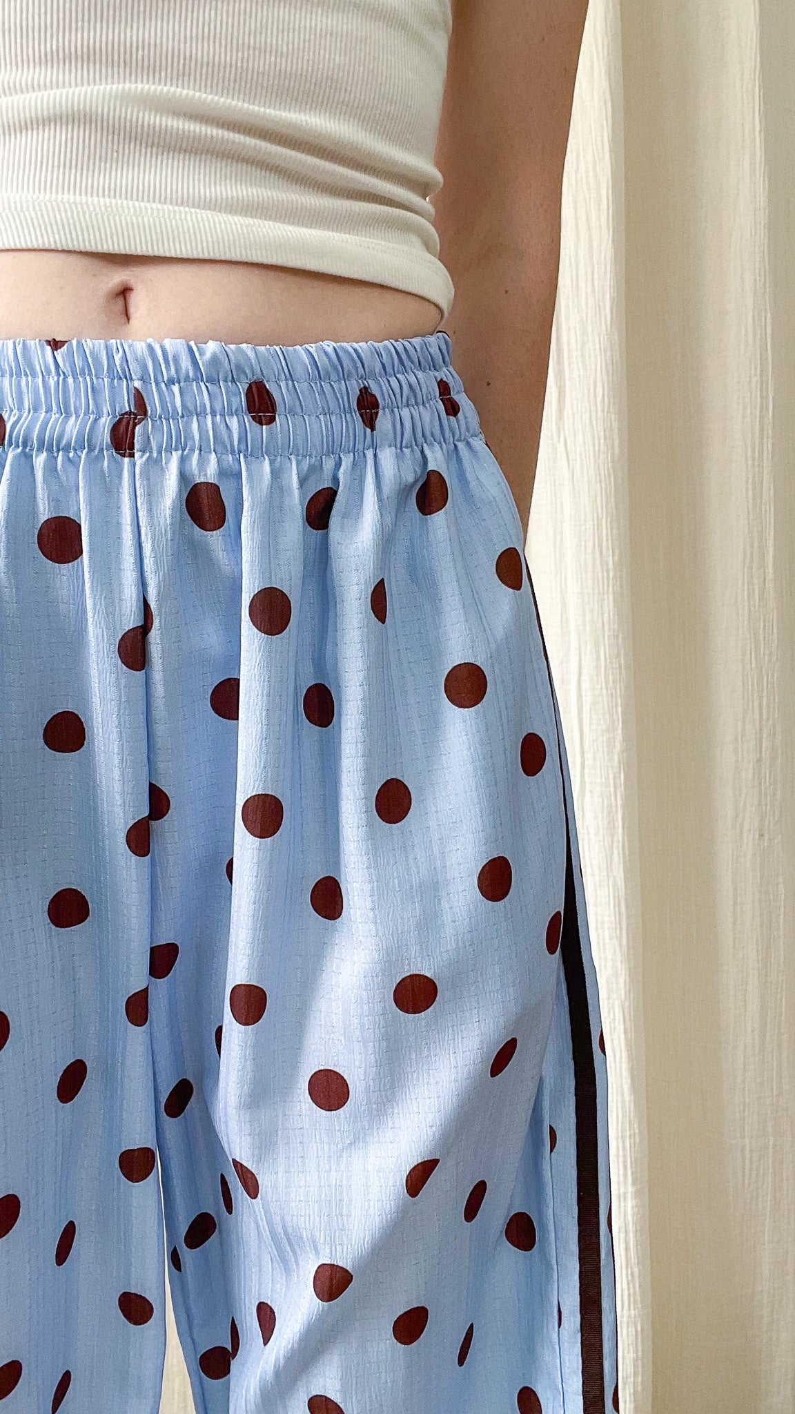 Pantalon fluide bleu ciel à pois marron taille élastique style rétro femme coupe large décontractée