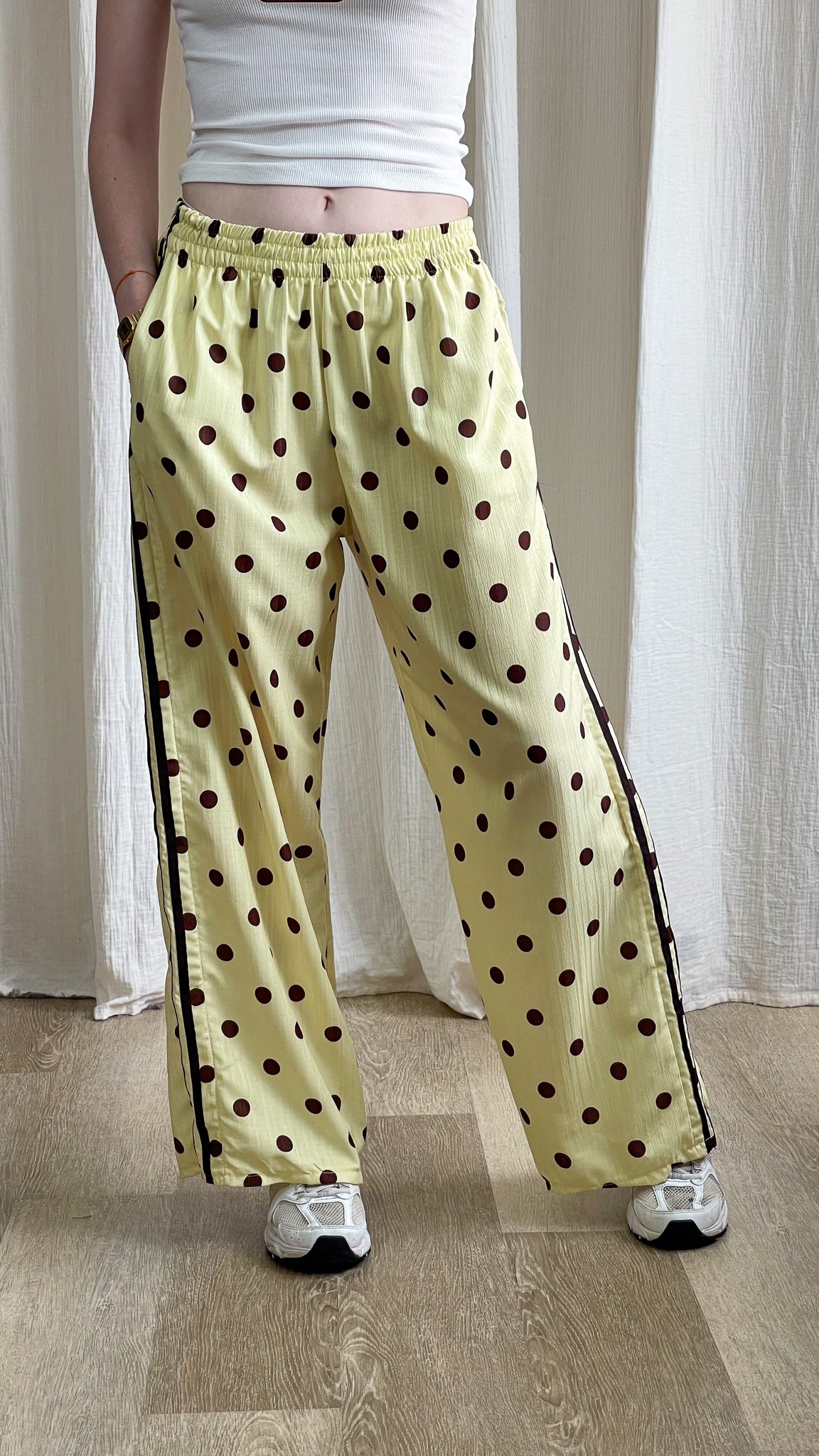 Pantalon fluide jaune pâle à pois marron coupe large taille élastique avec bandes latérales noires style décontracté femme