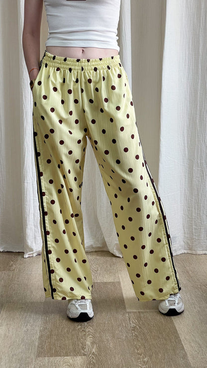 Pantalon fluide jaune pâle à pois marron coupe large taille élastique avec bandes latérales noires style décontracté femme