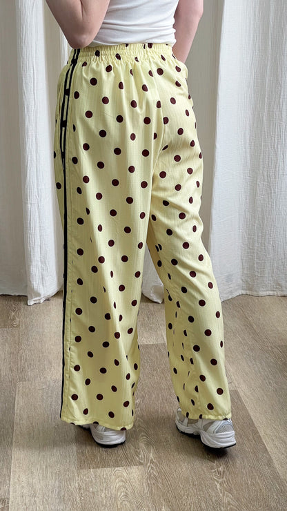 Pantalon fluide jaune pâle à pois marron taille élastique avec bandes latérales noires style décontracté femme