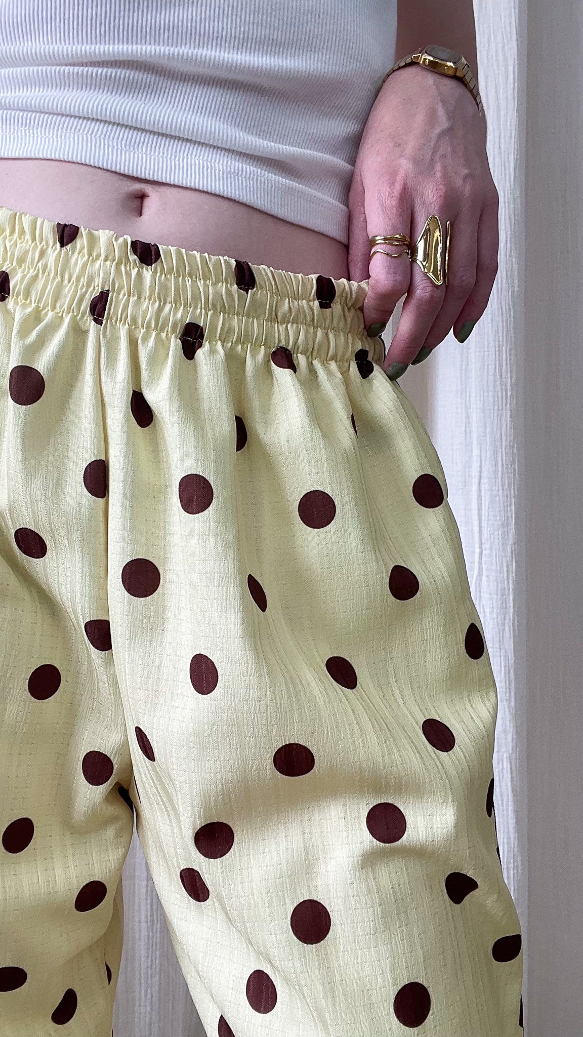 Pantalon fluide jaune pâle à pois marron taille élastique style rétro femme
