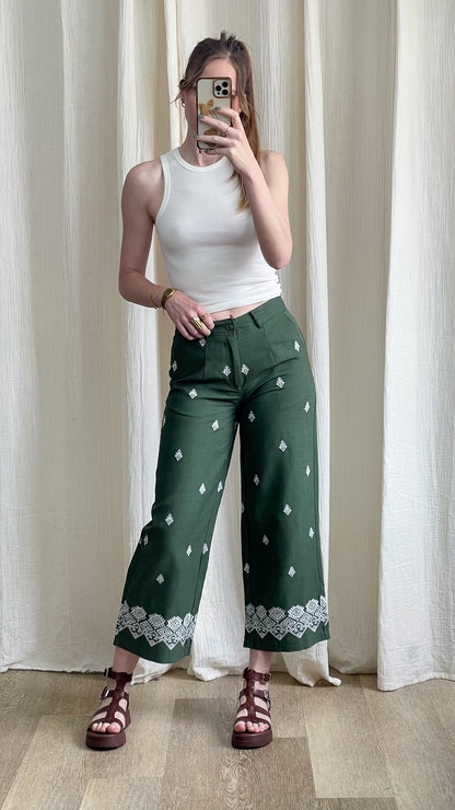 Pantalon large vert sapin broderies ethniques blanches femme style bohème chic taille haute