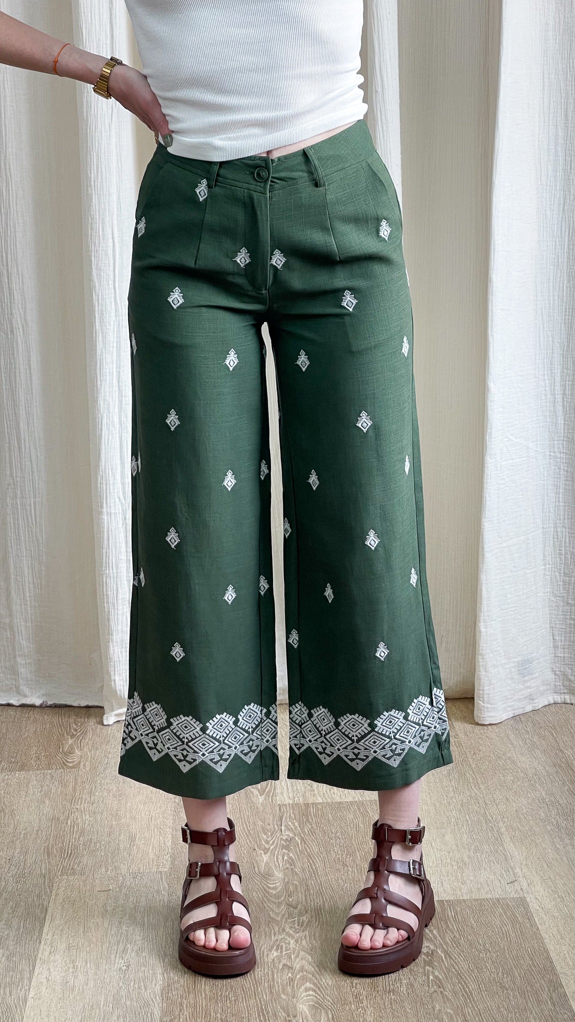 Pantalon large vert sapin broderies ethniques blanches femme style bohème chic coupe cropped taille haute