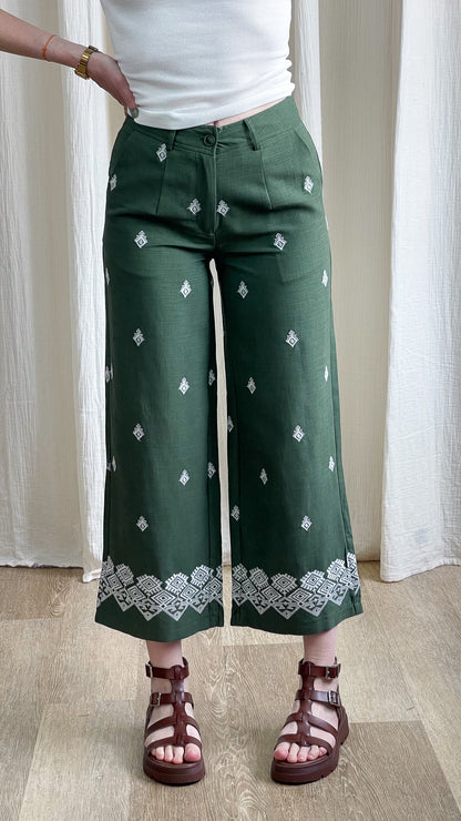 Pantalon large vert sapin broderies ethniques blanches femme style bohème chic coupe cropped taille haute