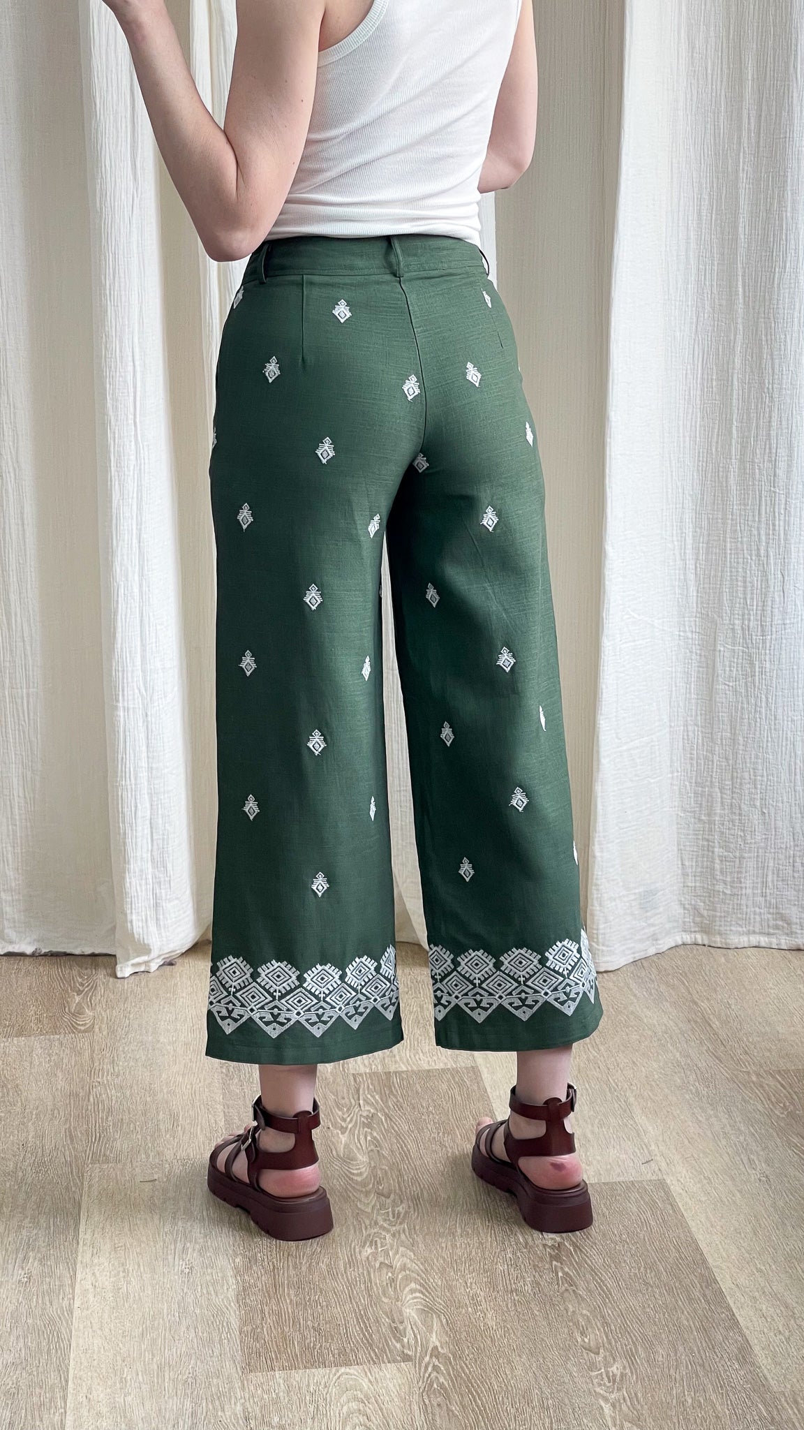 Pantalon large vert sapin broderies ethniques blanches femme style bohème chic coupe cropped taille haute